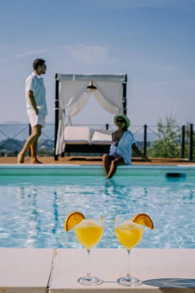 Casale di lusso con piscina in Italia. Piscina e vecchia casa colonica durante il tramonto Italia centrale. — Foto Stock