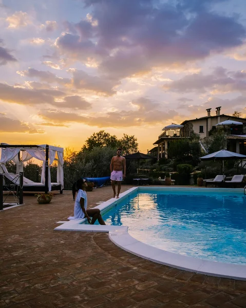 Casale di lusso con piscina in Italia. Piscina e vecchia casa colonica durante il tramonto Italia centrale. — Foto Stock