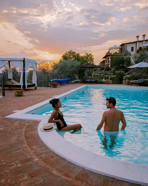 Casa de campo de lujo con piscina en Italia. Piscina y antigua casa de campo durante el atardecer centro de Italia. —  Fotos de Stock