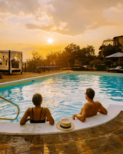 Casale di lusso con piscina in Italia. Piscina e vecchia casa colonica durante il tramonto Italia centrale. — Foto Stock