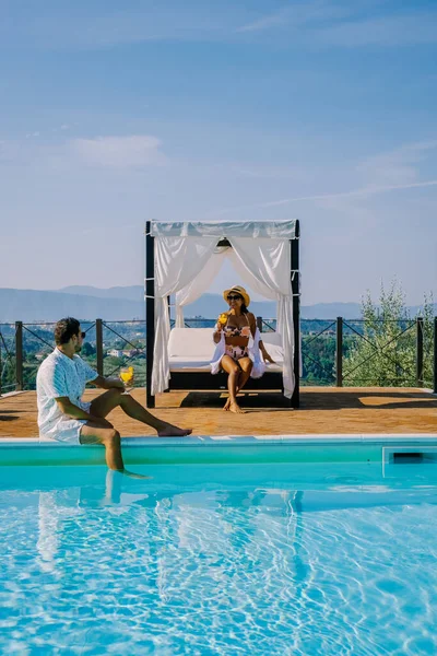 Casale di lusso con piscina in Italia. Piscina e vecchia casa colonica durante il tramonto Italia centrale. — Foto Stock