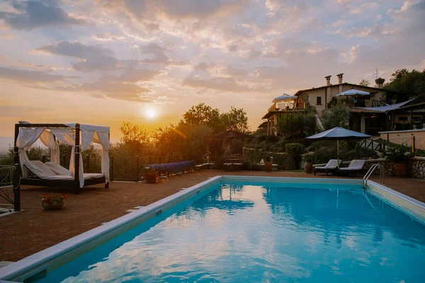 Casale di lusso con piscina in Italia. Piscina e vecchia casa colonica durante il tramonto Italia centrale. — Foto Stock