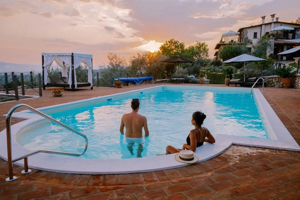 Casale di lusso con piscina in Italia. Piscina e vecchia casa colonica durante il tramonto Italia centrale. — Foto Stock