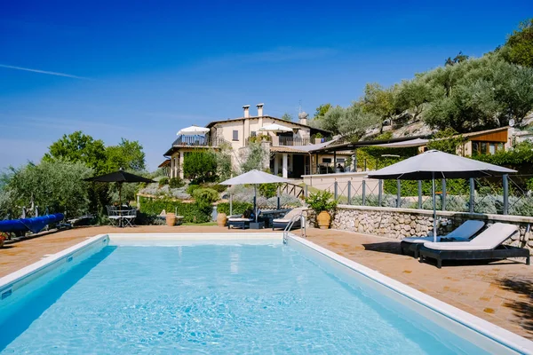 Casale di lusso con piscina in Italia. Piscina e vecchia casa colonica durante il tramonto Italia centrale. — Foto Stock