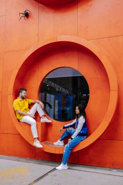 Amsterdam Kinetisch Noord adındaki NDSM Wharf Amsterdam sanat camiası, Amsterdam 'daki yeraltı kültürü merkezi plaj otelleri ve restoranları yaklaşıyor, Amsterdam Noord' u ziyaret eden çift ve kadın.