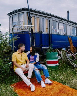 Amsterdam Kinetisch Noord adındaki NDSM Wharf Amsterdam sanat camiası, Amsterdam 'daki yeraltı kültürü merkezi plaj otelleri ve restoranları yaklaşıyor, Amsterdam Noord' u ziyaret eden çift ve kadın.