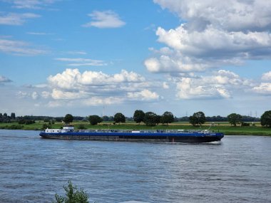 Rhein Krefeld Nehrinde Binnenvaart, Çevirisi İç Karaya Nakliye Temmuz 2021, günbatımı saatlerinde, Almanya petrol ve doğalgaz taşıyıcısı