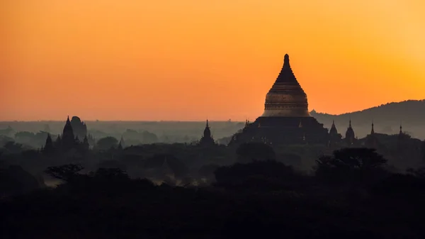Bagan Myanmar, Pagodas en tempels van Bagan, in Myanmar, voorheen Birma, een werelderfgoed tijdens zonsopgang — Stockfoto