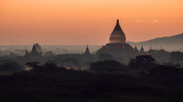 Bagan Myanmar, Pagodas and temples of Bagan, in Myanmar, formerly Burma, a world heritage site during sunrise — Stock Photo, Image