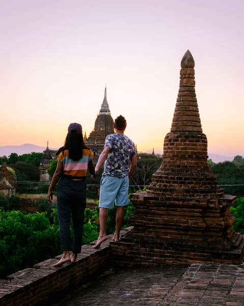 Bagan Myanmar, Pagodas et temples de Bagan, au Myanmar, anciennement Birmanie, un site du patrimoine mondial au lever du soleil — Photo