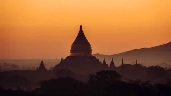 Bagan Myanmar, Pagodas en tempels van Bagan, in Myanmar, voorheen Birma, een werelderfgoed tijdens zonsopgang — Stockfoto