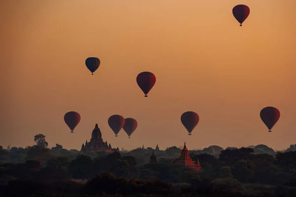 Bagan Myanmar, Pagodas et temples de Bagan, au Myanmar, anciennement Birmanie, un site du patrimoine mondial au lever du soleil — Photo