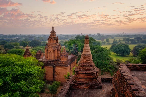 Bagan Myanmar, Pagodas en tempels van Bagan, in Myanmar, voorheen Birma, een werelderfgoed tijdens zonsopgang — Stockfoto