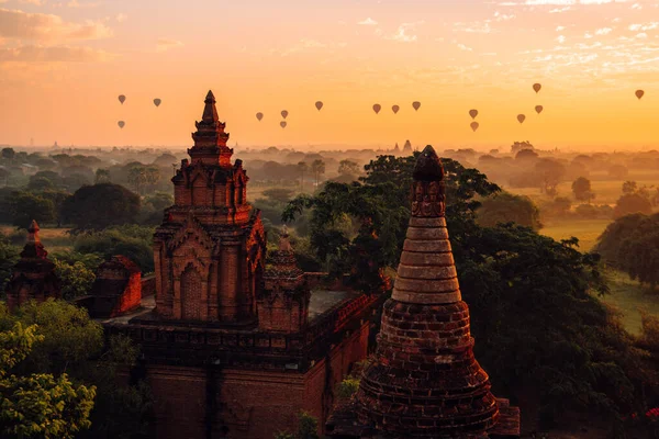 Bagan Myanmar, Pagodas en tempels van Bagan, in Myanmar, voorheen Birma, een werelderfgoed tijdens zonsopgang — Stockfoto