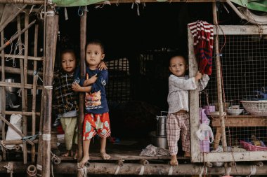 Mandalay Myanmar, sokaktan geçen bir grup Birmanyalı. 