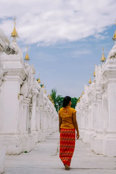 世界最大の本として知られているクトゥードー塔の仏塔の中の観光客。クトゥドーはミャンマーのマンダレーに位置する仏教の仏塔です。 — ストック写真