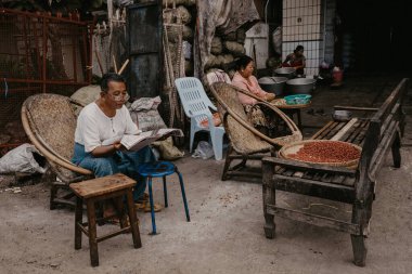 Mandalay Myanmar, sokaktan geçen bir grup Birmanyalı. 