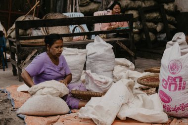 Mandalay Myanmar, sokaktan geçen bir grup Birmanyalı. 