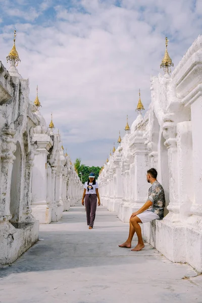 世界最大の本として知られているクトゥードー塔の仏塔の中の観光客。クトゥドーはミャンマーのマンダレーに位置する仏教の仏塔です。 — ストック写真