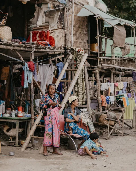 Mandalay Myanmar, sokaktan geçen bir grup Birmanyalı. 