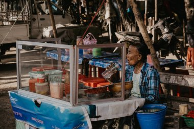 Mandalay Myanmar, sokaktan geçen bir grup Birmanyalı. 