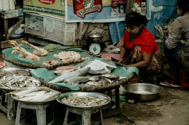 Mandalay Myanmar, sokaktan geçen bir grup Birmanyalı. 