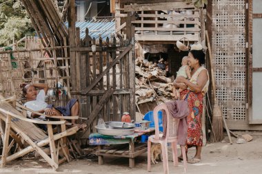 Mandalay Myanmar, sokaktan geçen bir grup Birmanyalı. 