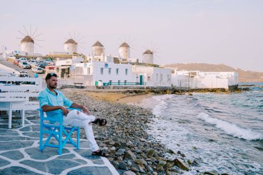 Mykonos Yunanistan, eski Mykonos şehrinin renkli sokakları ve sokakta turist