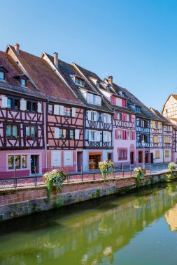 Colmar, Alsace, Fransa. Petite Venice, su kanalı ve geleneksel yarım keresteli evler. Colmar Fransa 'nın Alsace şehrinde hoş bir kasabadır. Renkli romantik şehir Colmar 'ın güzel manzarası
