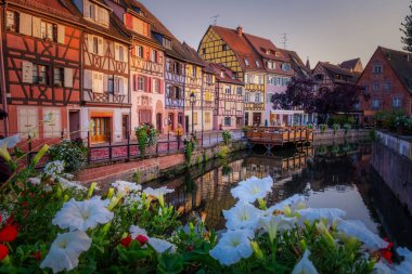 Colmar, Alsace, Fransa. Petite Venice, su kanalı ve geleneksel yarım keresteli evler. Colmar Fransa 'nın Alsace şehrinde hoş bir kasabadır. Renkli romantik şehir Colmar 'ın güzel manzarası