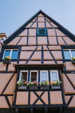 Windows bir evin içinde eguisheim, alsace, Fransa