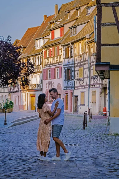 Кольмар, Эльзас, Франция. Petite Venice, water canal and traditional half timbered houses.couple man and woman walking at the street during vacation Colmar is a charming town in Elsace, France — стоковое фото