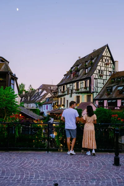 Colmar, Alsace, Fransa. Petite Venice, su kanalı ve geleneksel yarım keresteli evler. Colmar tatil sırasında sokakta yürüyen çift, Fransa 'nın Alsace kentinde büyüleyici bir kasabadır. — Stok fotoğraf