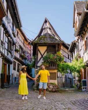 Eguisheim, Alsace, Fransa, Fransa Alsace Şarap Yolu 'ndaki Eguisheim Eski Kasabası' ndaki geleneksel renkli ahşap evler