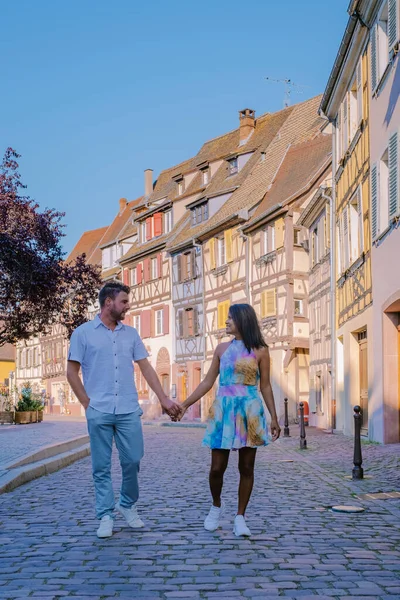 Colmar, Alsacia, Francia. Petite Venice, canal de agua y casas tradicionales de entramado de maderas.Pareja hombre y mujer caminando por la calle durante las vacaciones Colmar es una encantadora ciudad en Alsacia, Francia — Foto de Stock