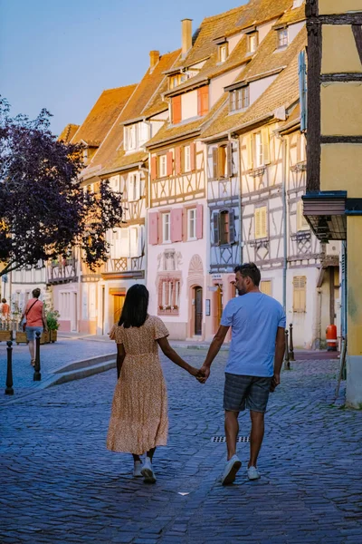 Colmar, Alsazia, Francia. Petite Venice, canale d'acqua e tradizionali case a graticcio. Coppia di uomini e donne che camminano per strada durante le vacanze Colmar è una città affascinante in Alsazia, Francia — Foto Stock