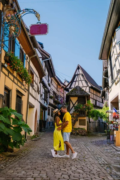 Eguisheim, Alsazia, Francia, Tradizionali case colorate a graticcio nel centro storico di Eguisheim sulla Strada del Vino dell'Alsazia, Francia — Foto Stock