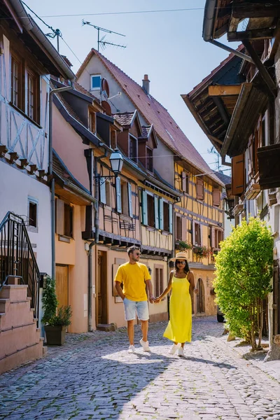 Eguisheim, Alsazia, Francia, Tradizionali case colorate a graticcio nel centro storico di Eguisheim sulla Strada del Vino dell'Alsazia, Francia — Foto Stock