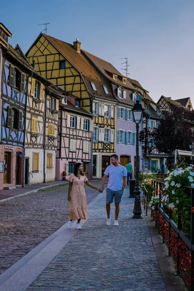 Colmar, Alsacia, Francia. Petite Venice, canal de agua y casas tradicionales de entramado de madera. Colmar es una encantadora ciudad en Alsacia, Francia. Hermosa vista de colorida ciudad romántica Colmar — Foto de Stock