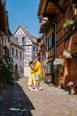 Eguisheim, Alsace, Fransa, Fransa Alsace Şarap Yolu 'ndaki Eguisheim Eski Kasabası' ndaki geleneksel renkli ahşap evler