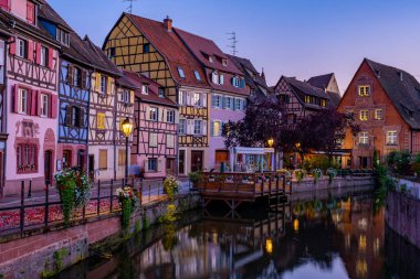 Colmar, Alsace, Fransa. Petite Venice, su kanalı ve geleneksel yarım keresteli evler. Colmar Fransa 'nın Alsace şehrinde hoş bir kasabadır. Renkli romantik şehir Colmar 'ın güzel manzarası