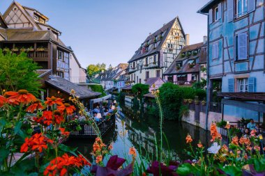 Colmar, Alsace, Fransa. Petite Venice, su kanalı ve geleneksel yarım keresteli evler. Colmar Fransa 'nın Alsace şehrinde hoş bir kasabadır. Renkli romantik şehir Colmar 'ın güzel manzarası