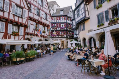 Colmar, Alsace, Fransa. Petite Venice, su kanalı ve geleneksel yarım keresteli evler. Colmar Fransa 'nın Alsace şehrinde hoş bir kasabadır. Renkli romantik şehir Colmar 'ın güzel manzarası