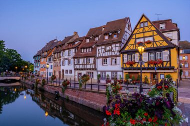 Colmar, Alsace, Fransa. Petite Venice, su kanalı ve geleneksel yarım keresteli evler. Colmar Fransa 'nın Alsace şehrinde hoş bir kasabadır. Renkli romantik şehir Colmar 'ın güzel manzarası