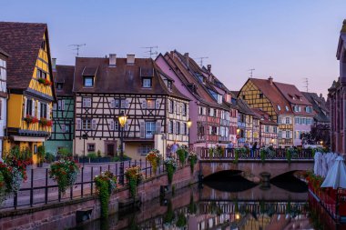 Colmar, Alsace, Fransa. Petite Venice, su kanalı ve geleneksel yarım keresteli evler. Colmar Fransa 'nın Alsace şehrinde hoş bir kasabadır. Renkli romantik şehir Colmar 'ın güzel manzarası