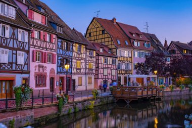 Colmar, Alsace, Fransa. Petite Venice, su kanalı ve geleneksel yarım keresteli evler. Colmar Fransa 'nın Alsace şehrinde hoş bir kasabadır. Renkli romantik şehir Colmar 'ın güzel manzarası