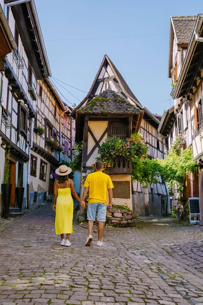 Eguisheim, Alsace, Fransa, Fransa Alsace Şarap Yolu 'ndaki Eguisheim Eski Kasabası' ndaki geleneksel renkli ahşap evler — Stok fotoğraf