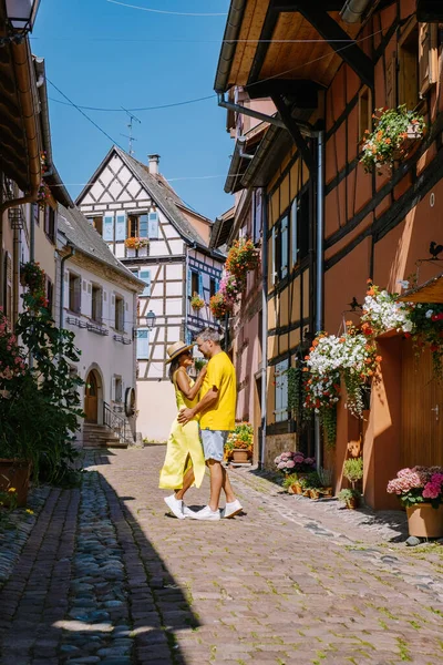 Eguisheim, Эльзас, Франция, Традиционные красочные деревянные дома в Старом городе Эгисхайма на Эльзасе, Франция — стоковое фото