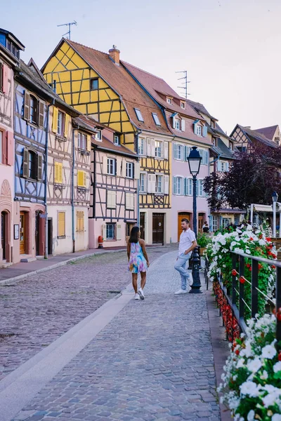 Кольмар, Эльзас, Франция. Petite Venice, water canal and traditional half timbered houses.couple man and woman walking at the street during vacation Colmar is a charming town in Elsace, France — стоковое фото