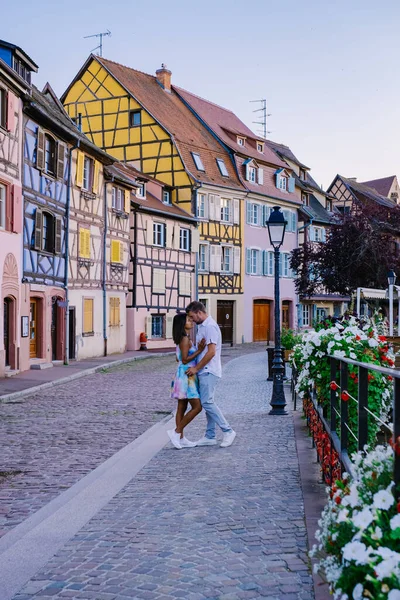 Кольмар, Эльзас, Франция. Petite Venice, water canal and traditional half timbered houses.couple man and woman walking at the street during vacation Colmar is a charming town in Elsace, France — стоковое фото